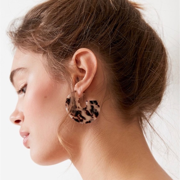 UO Style Shiny Tortoise Statement Hoop Earrings - Picture 5 of 6